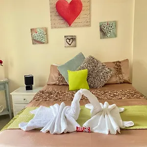Homestay Lovely Double With Private Bathroom And Double With Shared Toilet & Parking Free, Edinburgh