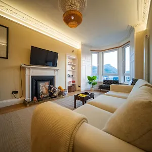 Apartment Spacious Flat, Close To The Centre With Scenic Views, Edinburgh